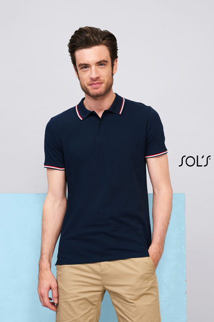 Prestige Men - 02949POLO-SHIRTS / SOLSΑνδρικό πόλοΠεριγραφή: Κοντά μανίκια με πλαϊνές ραφές και πατιλέτα με 2 κουμπιά, διακοσμημένες με ρίγες σε χρωματική αντίθεση στο γιακά, τα μανίκια και τα πλαϊνά σκισίματα. Σύνθεση: Πικέ 200g/m² - 100% ΒαμβάκιΕφαρμογή ως Επαγγελματική Ένδυση: Ιδανικό για επαγγελματίες σε γραφεία, καφετέριες ή εταιρικές εκδηλώσεις, προσφέροντας κομψότητα και άνεση. Υλικό και Άνεση: Φτιαγμένο από 100% βαμβάκι, προσφέρει εξαιρετική άνεση και αναπνοή, ιδανικό για καθημερινή χρήση. Δυνατότητα Προσαρμογής: Διαθέσιμη η δυνατότητα εκτυπώσεων λογοτύπων ή μηνυμάτων του πελάτη για προσωποποίηση της επαγγελματικής ένδυσης. Χρώματα διαθέσιμα: Hảiκος Φως, Μαύρο, Ναυτικό μπλε. 